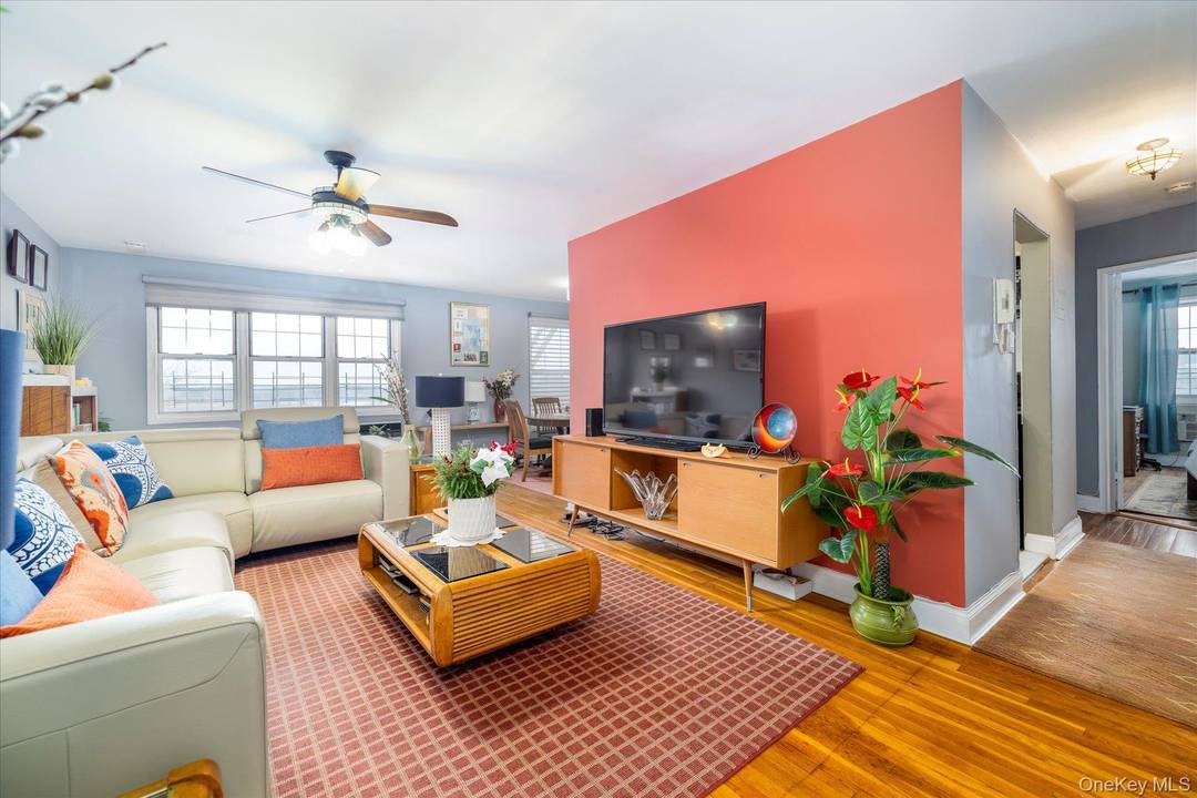 Located in the desirable Heritage House in Howard Beach you will fall in love with this well maintained 2 bedroom 2 full bathroom corner unit condo and find it easy ...