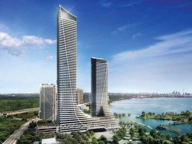 Stunning Corner Unit With Breathtaking Views of Lake Ontario and Downtown Toronto !