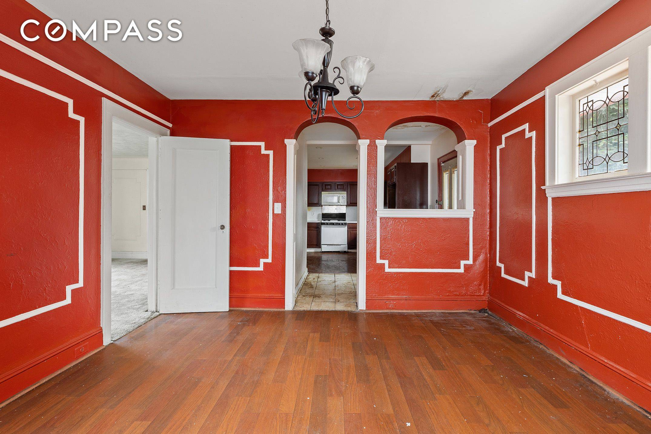 PLS NOTE THIS IS NOW A MULTIPLE OFFER SITUATION AND SELLER IS CALLING FOR BEST AND FINAL BY MONDAY 10am Welcome to this charming HANDY MAN SPECIAL single family townhouse ...