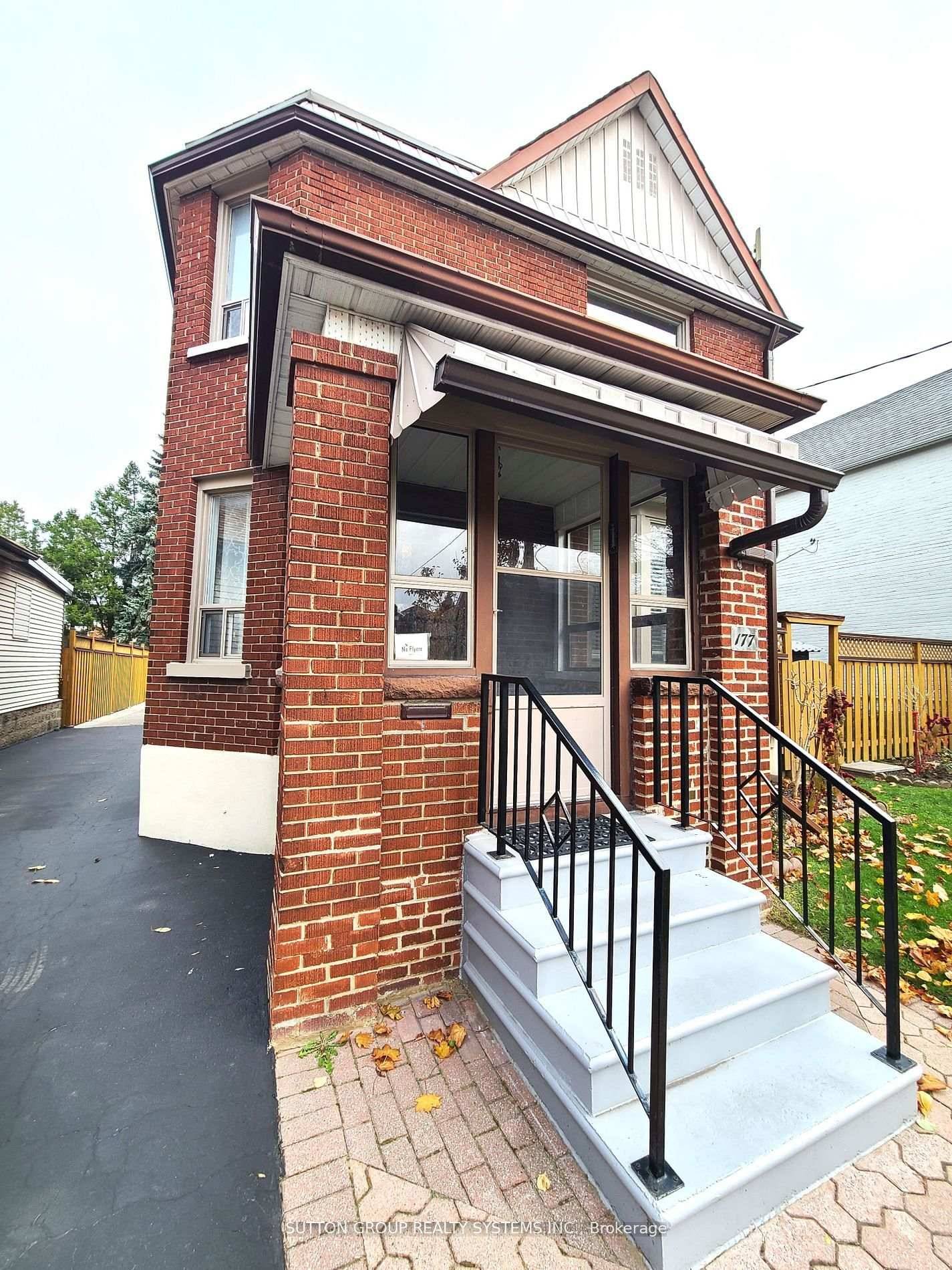 Super Clean and Well Maintained Upper Level Apartment !