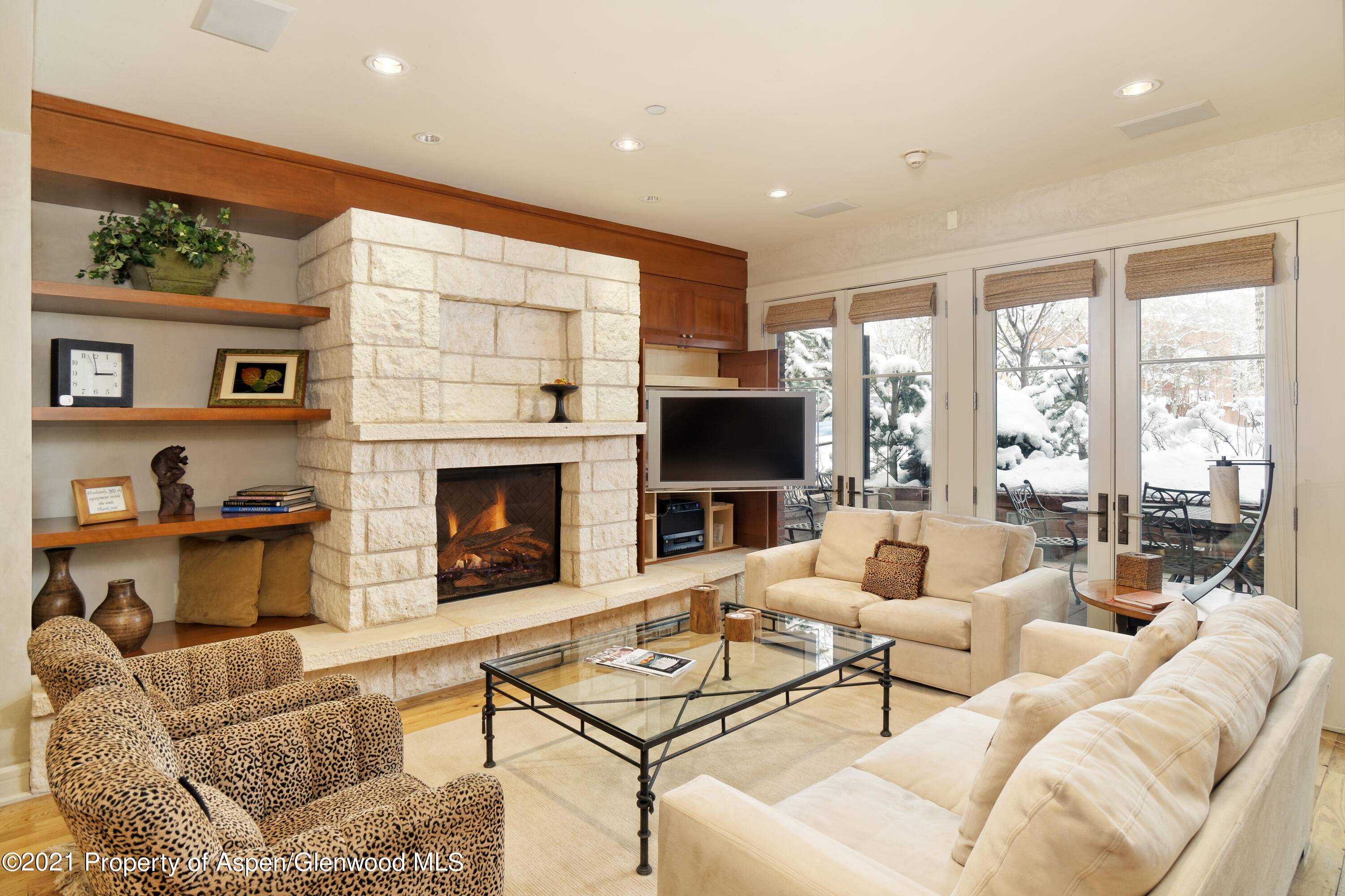 This immaculate first floor Obermeyer Place condo provides you the sense of luxury within steps of downtown Aspen as well as Rio Grande Trail and Aspen outdoor summer theatre.