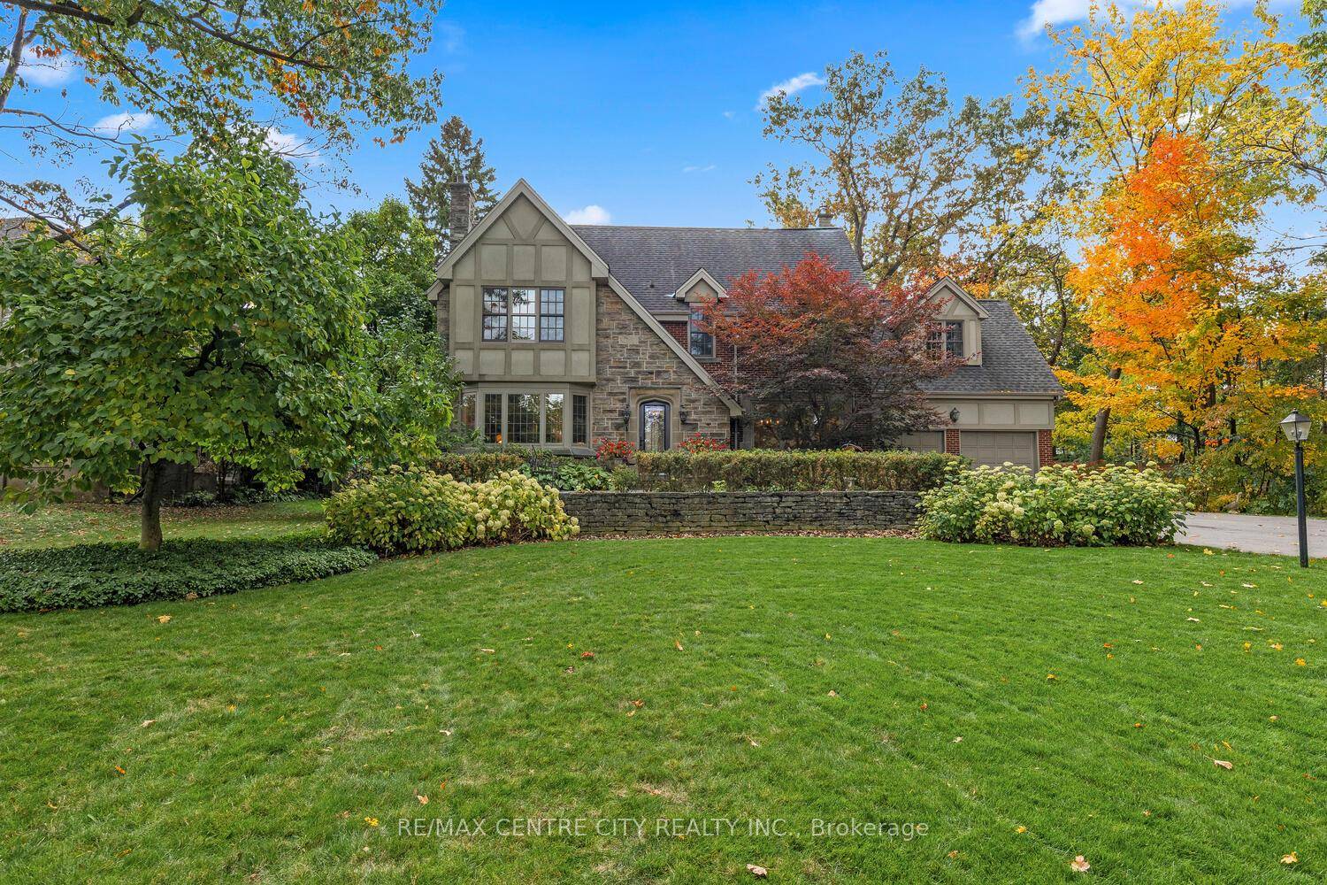 Beautifully located along a gorgeous stretch of the Escarpment with breath taking views.