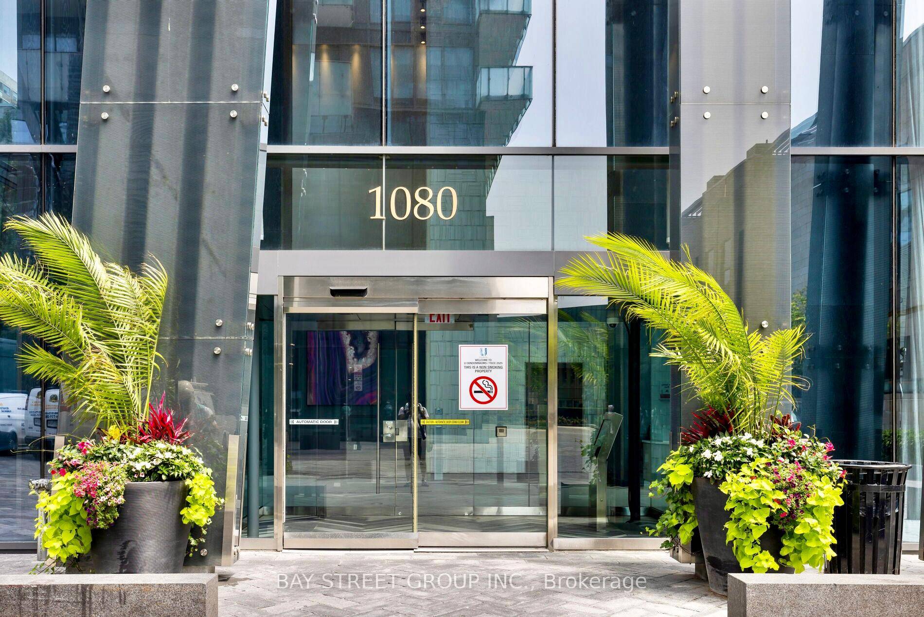 Stunning 1 Bedroom Corner Unit at U Condo Discover unparalleled living at Ucondo, located near the heart of the University of Toronto campus.