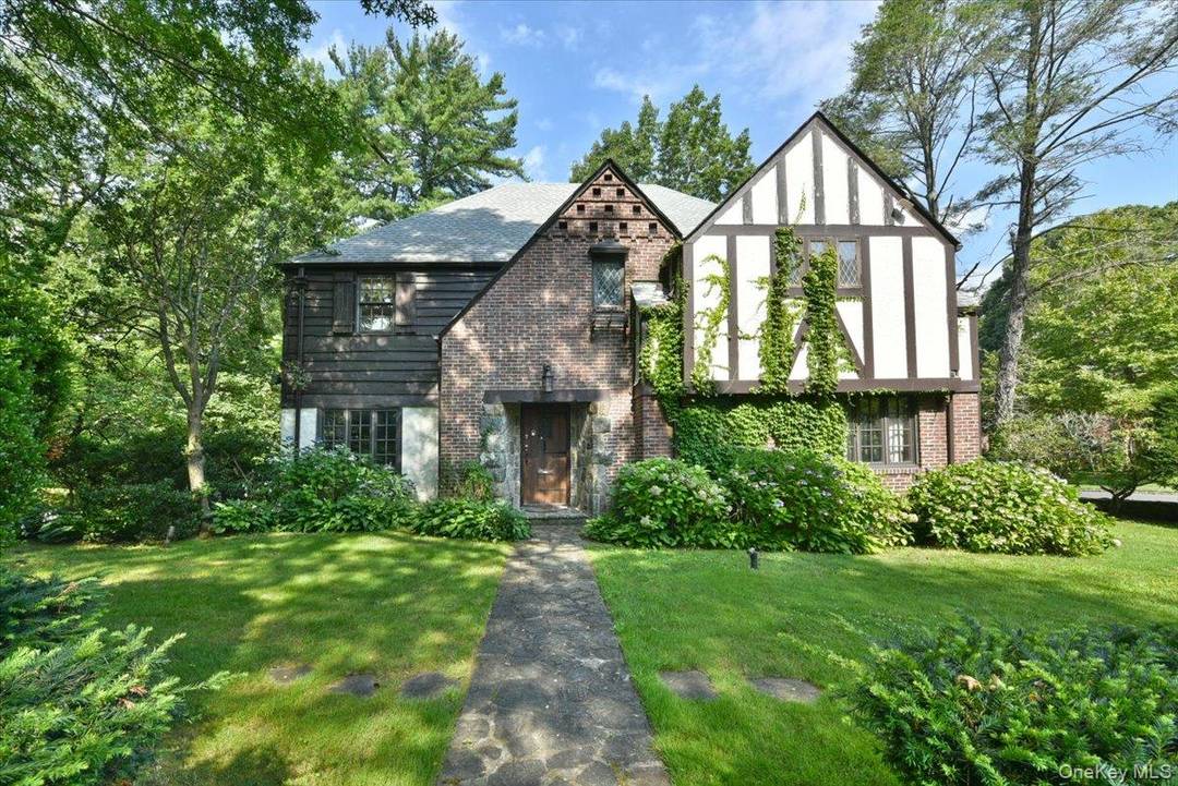 Welcome to 1 Linford Rd, an exceptional residence in the heart of the coveted Village of Russell Gardens.