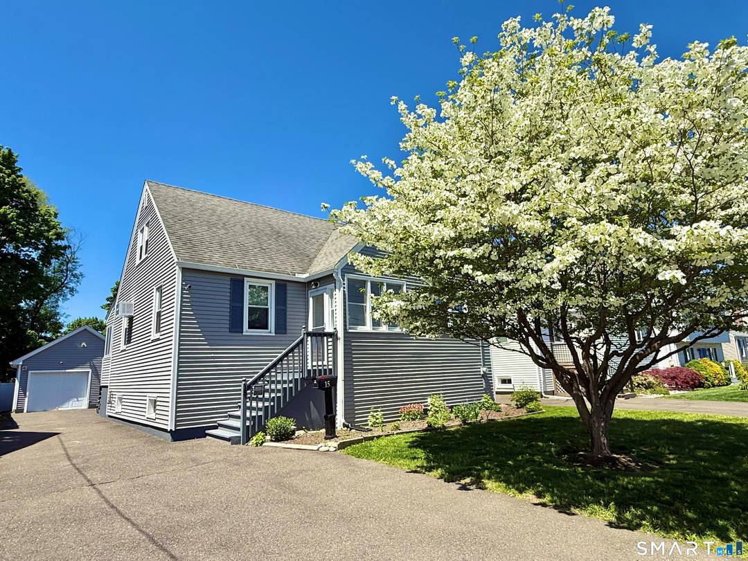 Welcome to 15 Rosedale Terrace in Stratford's highly desirable North End neighborhood !