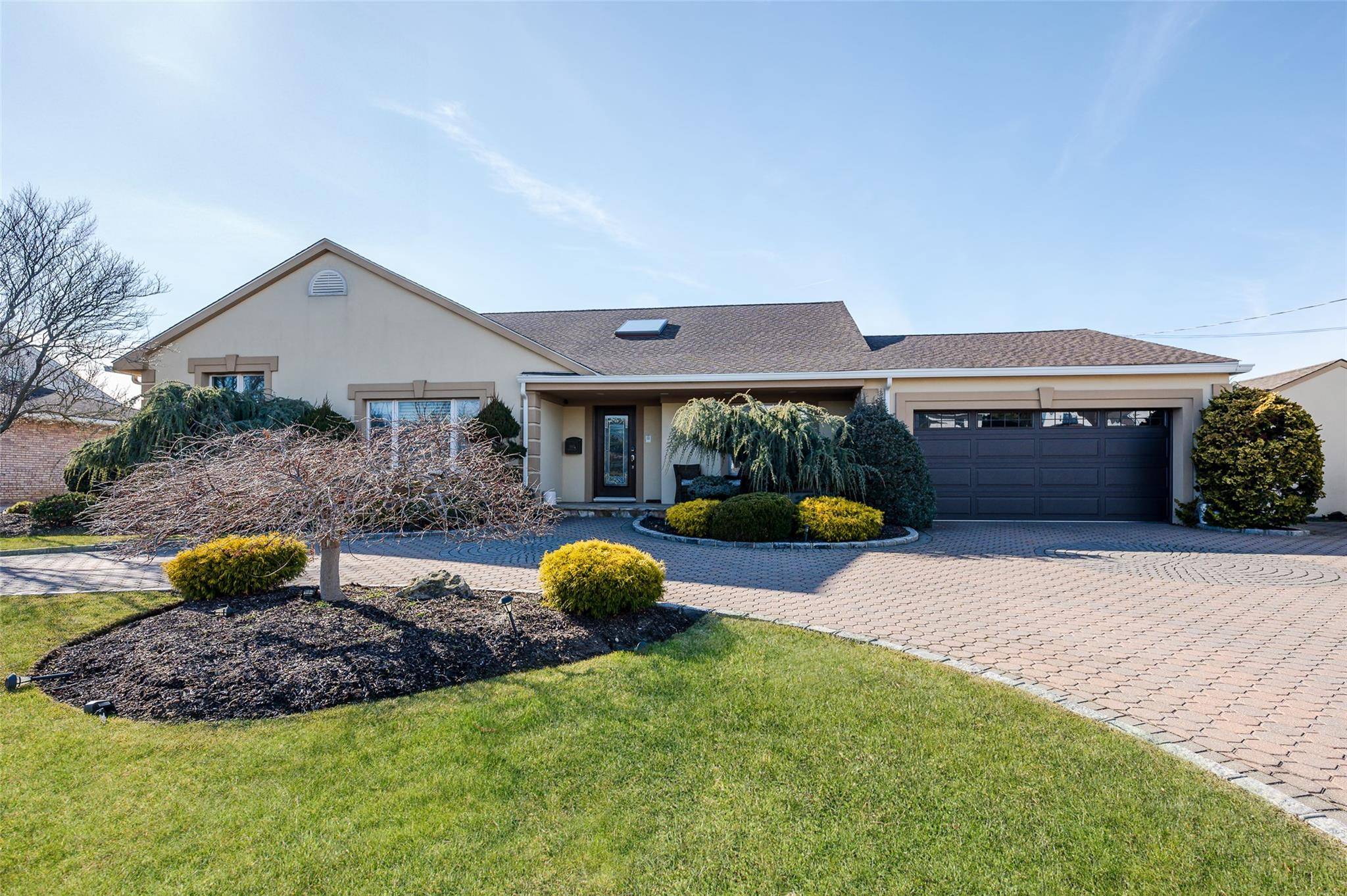 Your Resort Style Backyard is Ready for the Sun, Fun, Parties, Barbeques and Boating !