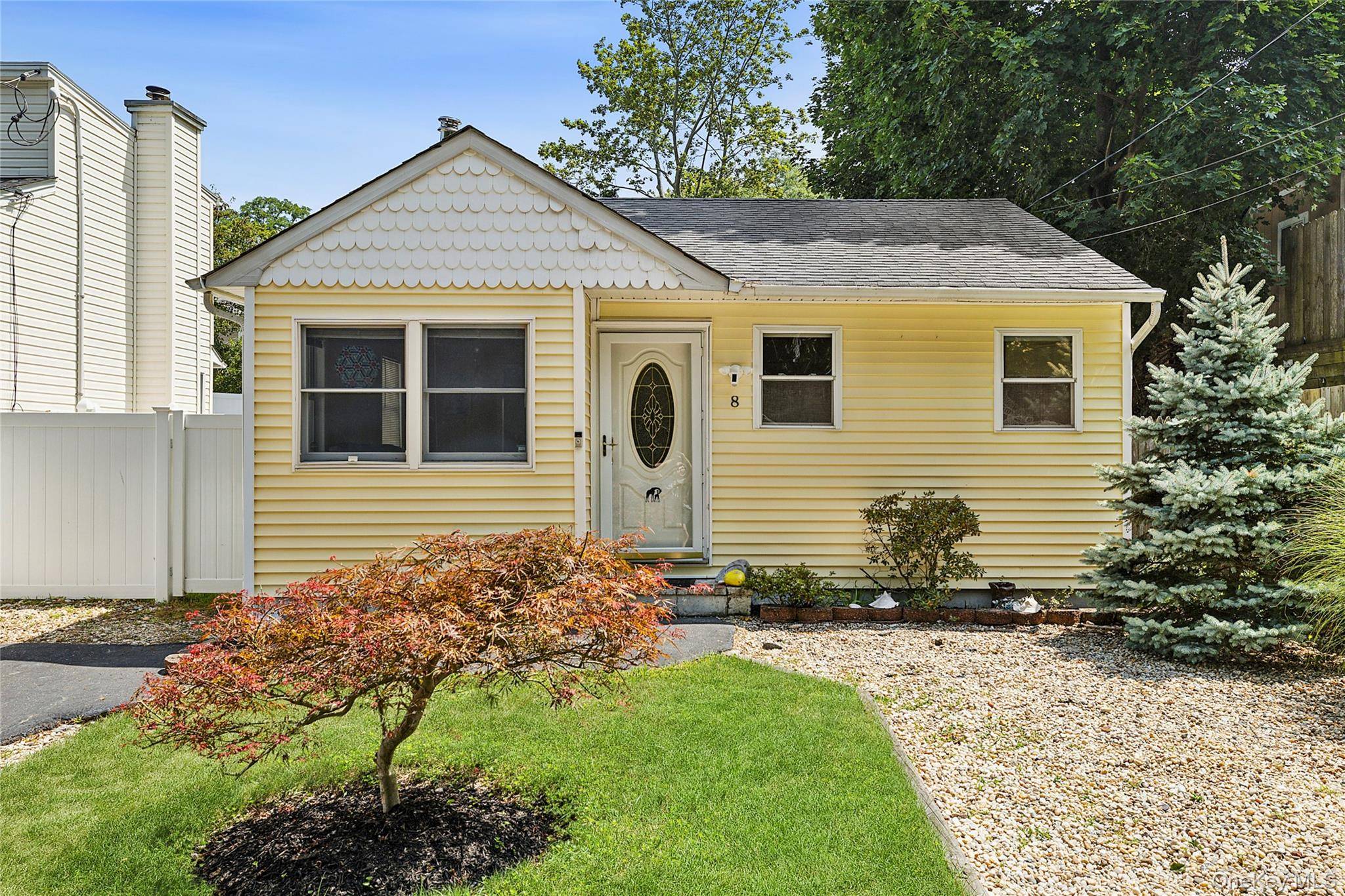 Charming Renovated Beachside Ranch Walk to the Shore !