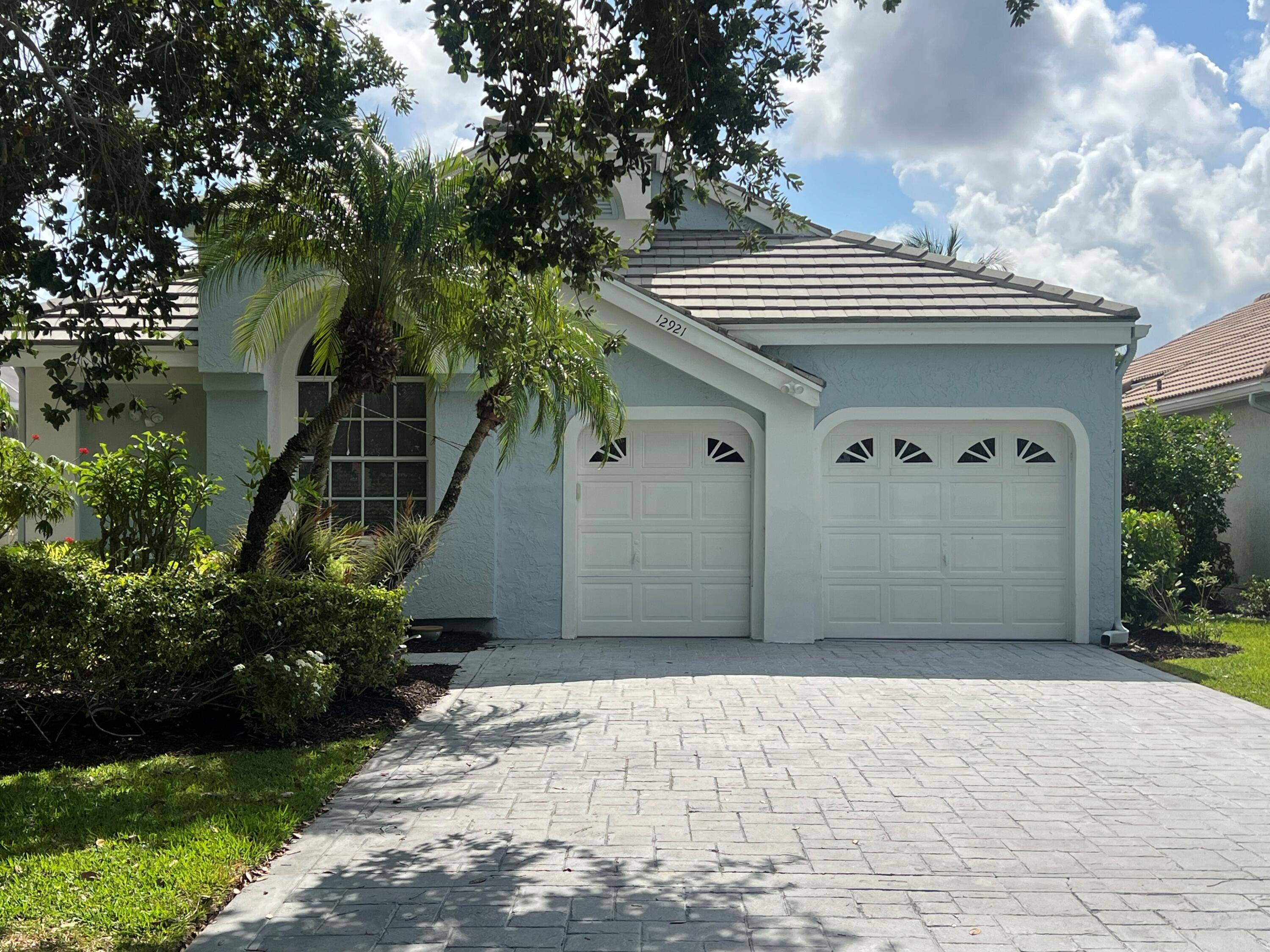 Welcome home to this stunning single family residence, offering breathtaking lake views an exceptional Florida lifestyle.