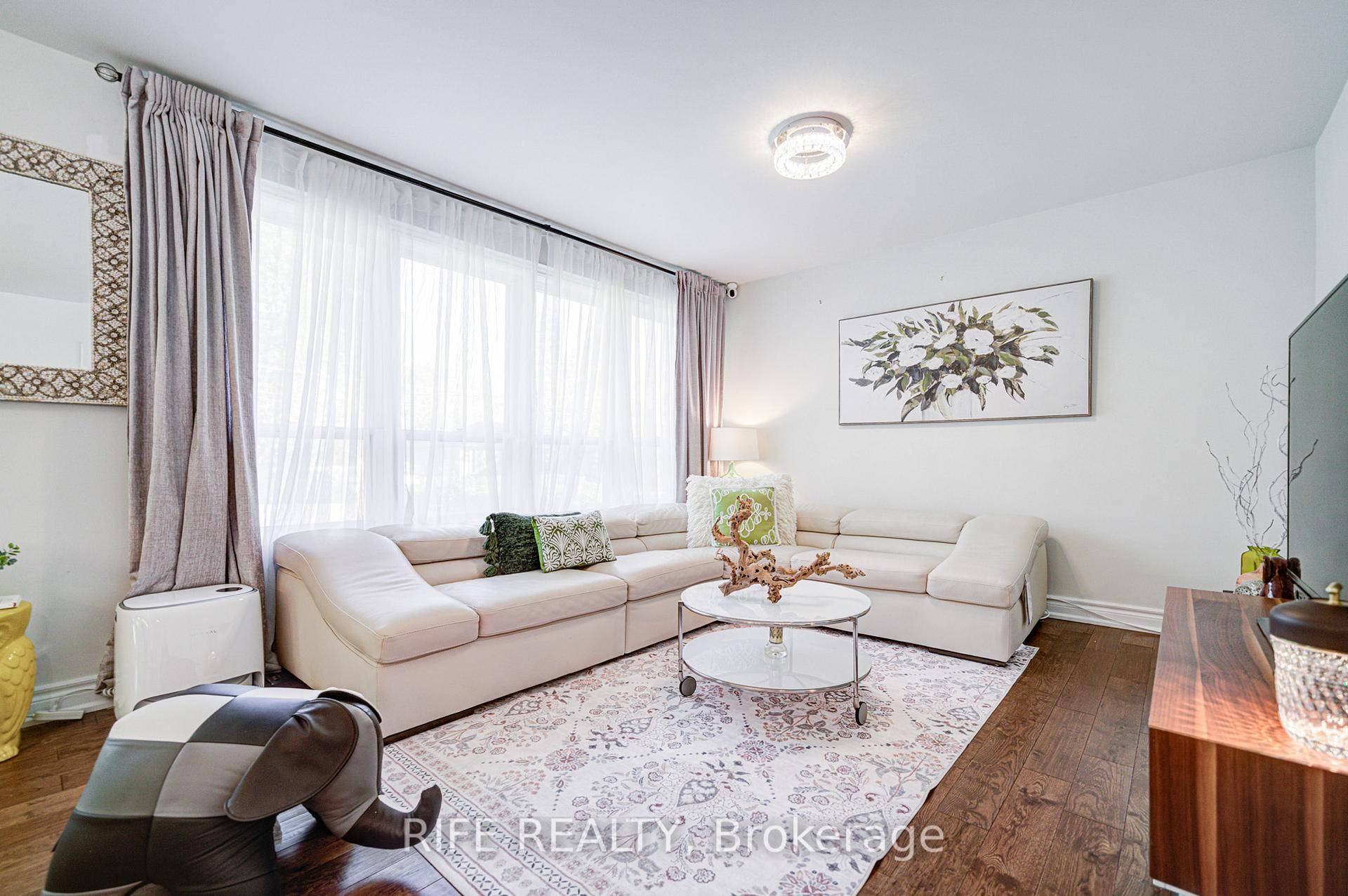 Beautifully Maintained Home in a Quiet Cul de Sac Court !
