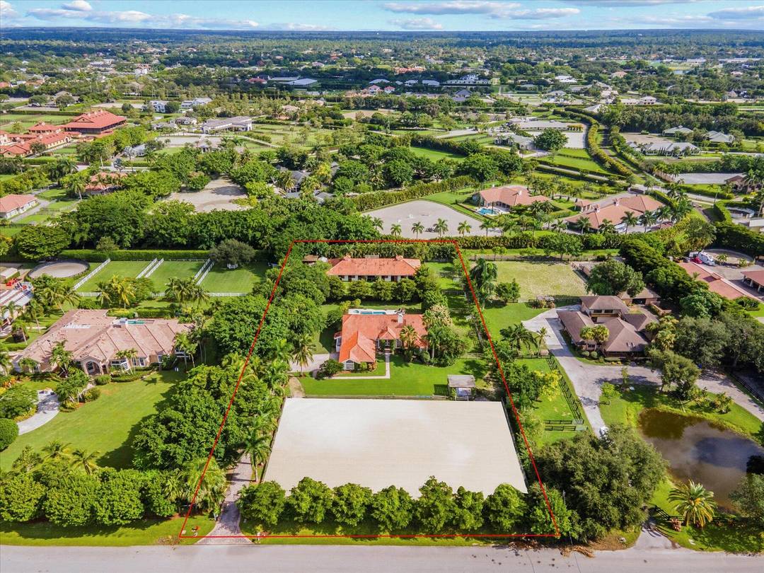 Nestled just a 5 minute stroll from Wellington International, this Saddle Trail Equestrian Estate epitomizes luxury and convenience for horse enthusiasts.