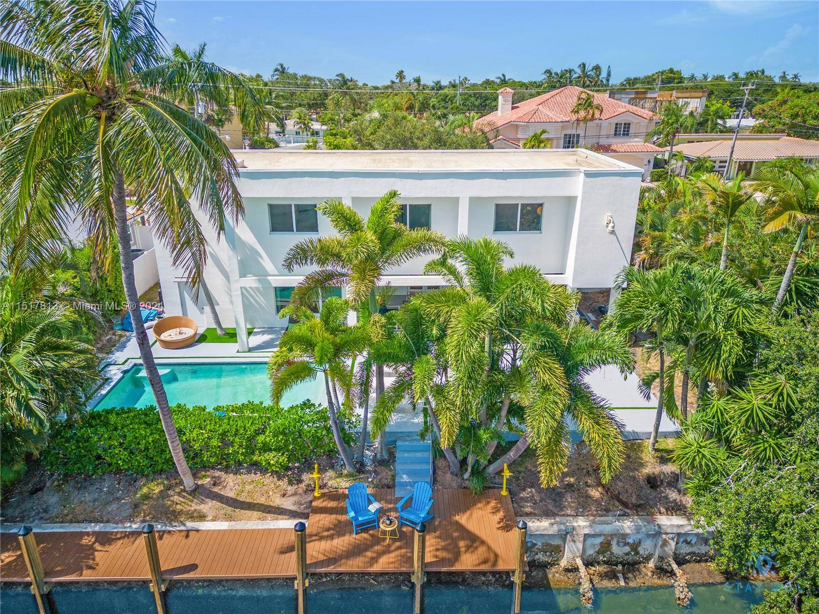 This stunning moderno house in Lighthouse Point with PRIVATE DOCK boasts 5 bedrooms and 4 bathrooms, offering ample space for a family or groups.