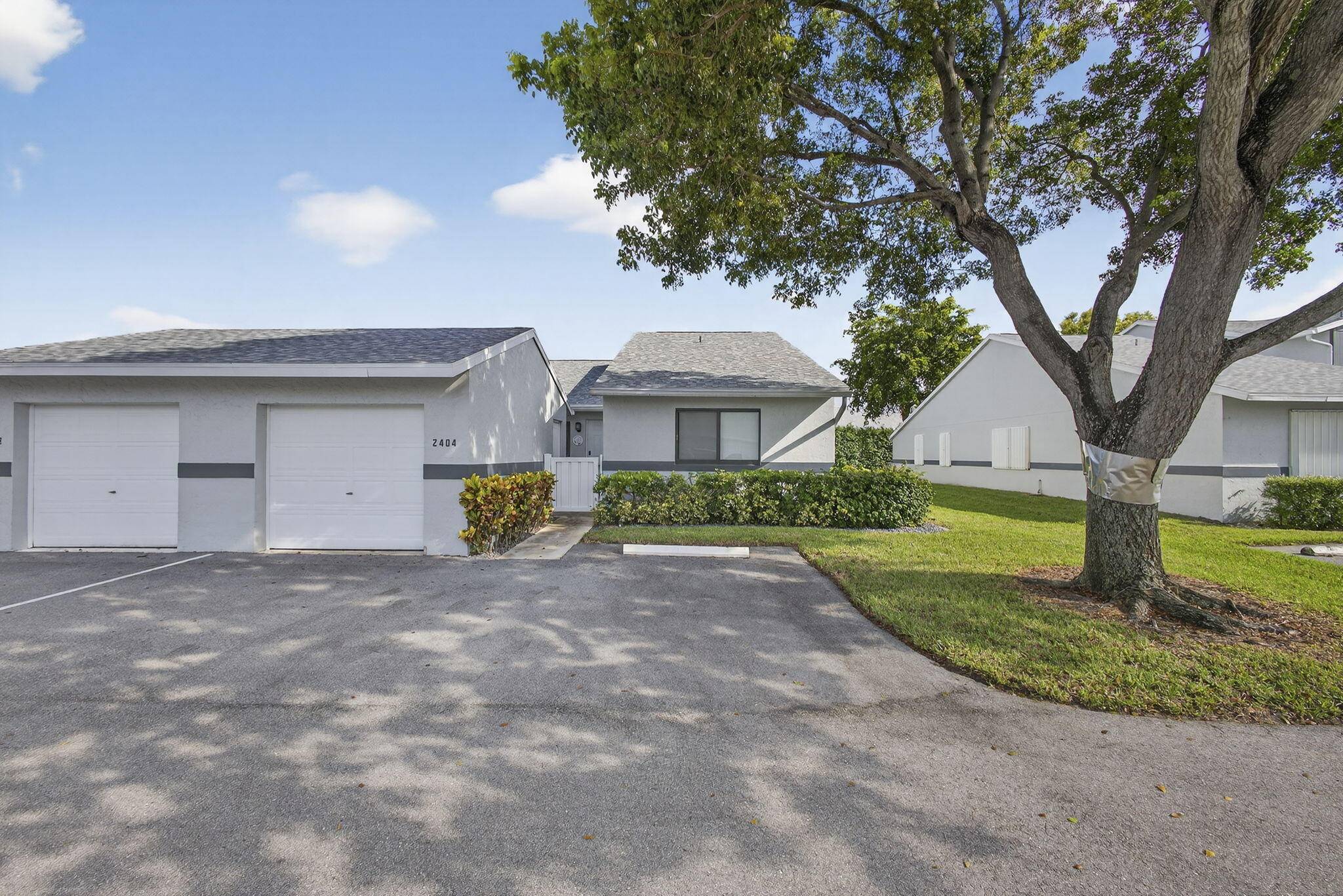 Welcome to The Arbours, a desirable 55 community offering a relaxing lifestyle with amenities that include clubhouse, pool, and tennis courts.