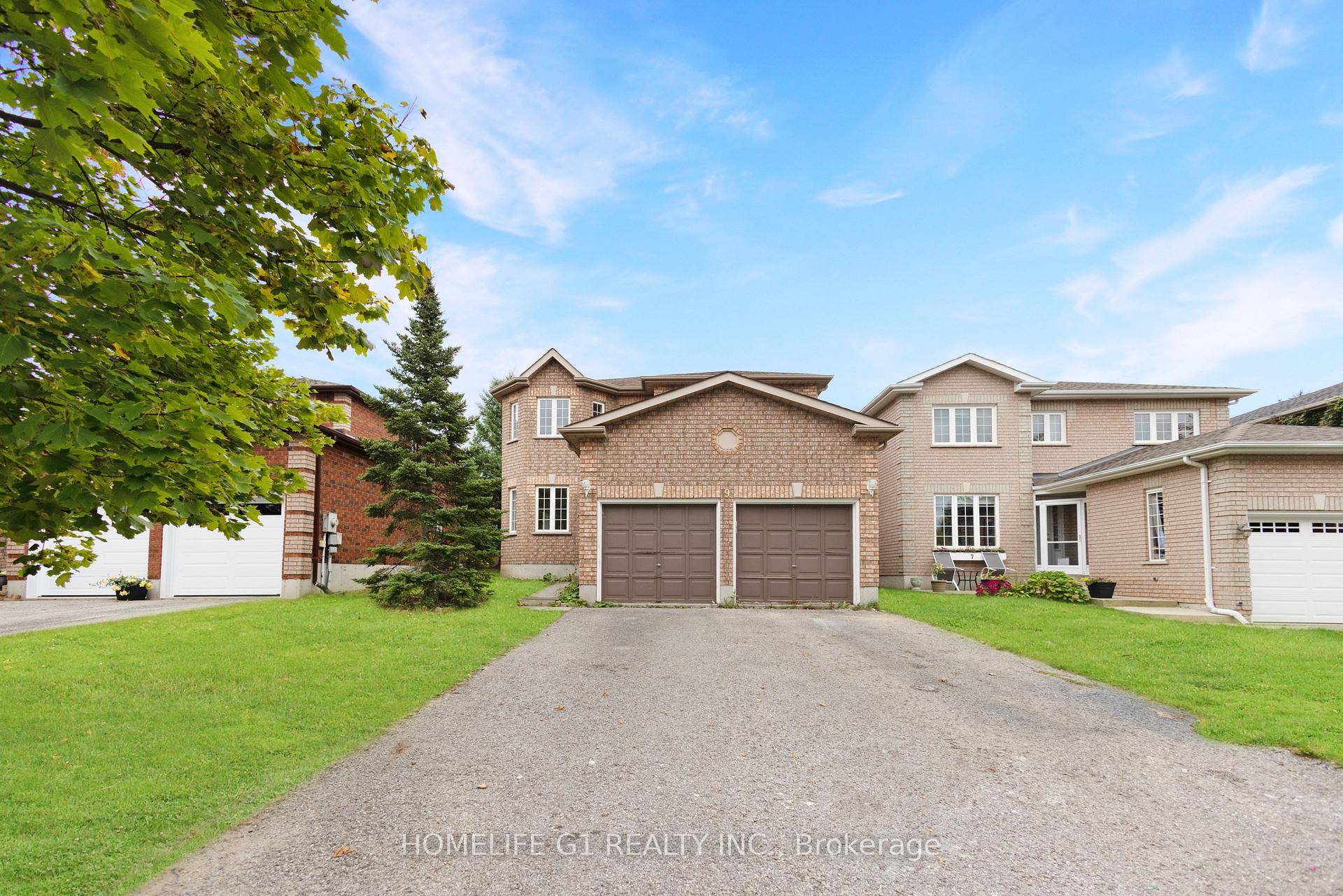 Welcome to 9 Hodgson, Perfect family home with 3 bedrooms and 3 washrooms, Located in the most desirable neighborhood with school in the front, newly renovated with all new flooring ...