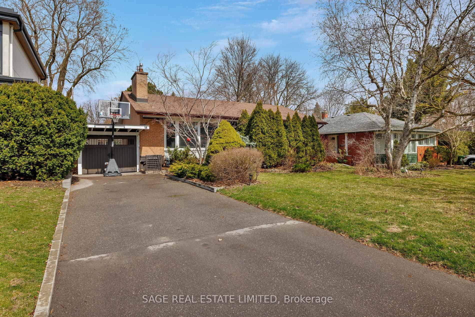 Flipping over Chipping ! Discerning Torontonians will flip out for this Don Mills dreamboat, located on a quiet cul de sac street, near the prestigious Donalda Golf Club !