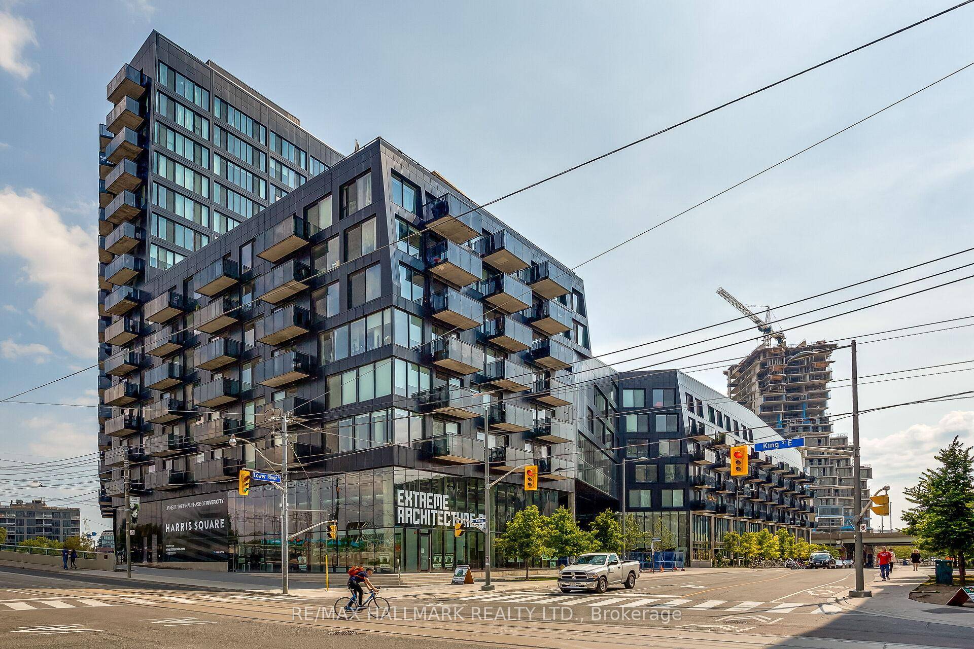 This 2 bed, 2 bath corner loft 1000 sq.