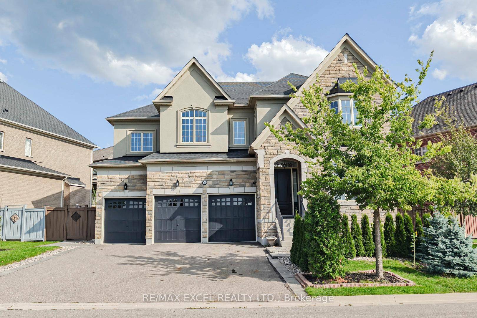 Welcome to 21 Paradise Valley Trail, an exquisite residence in the prestigious and family friendly Nobleton community.