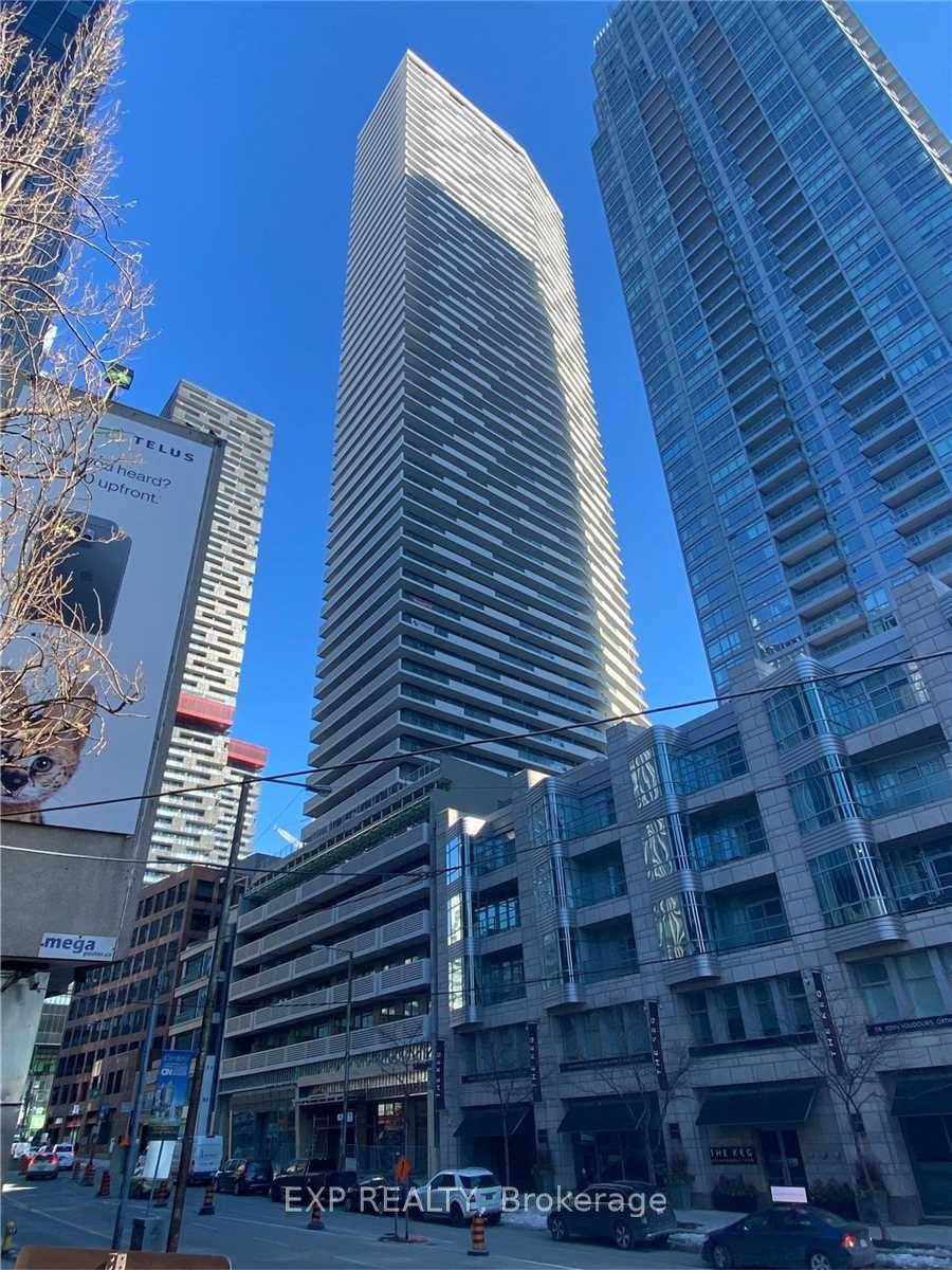 The Hub Of All Hubs ! Open Concept Luxury Condo With Lots Of Natural Light In The Heart Of Yonge And Eglinton.
