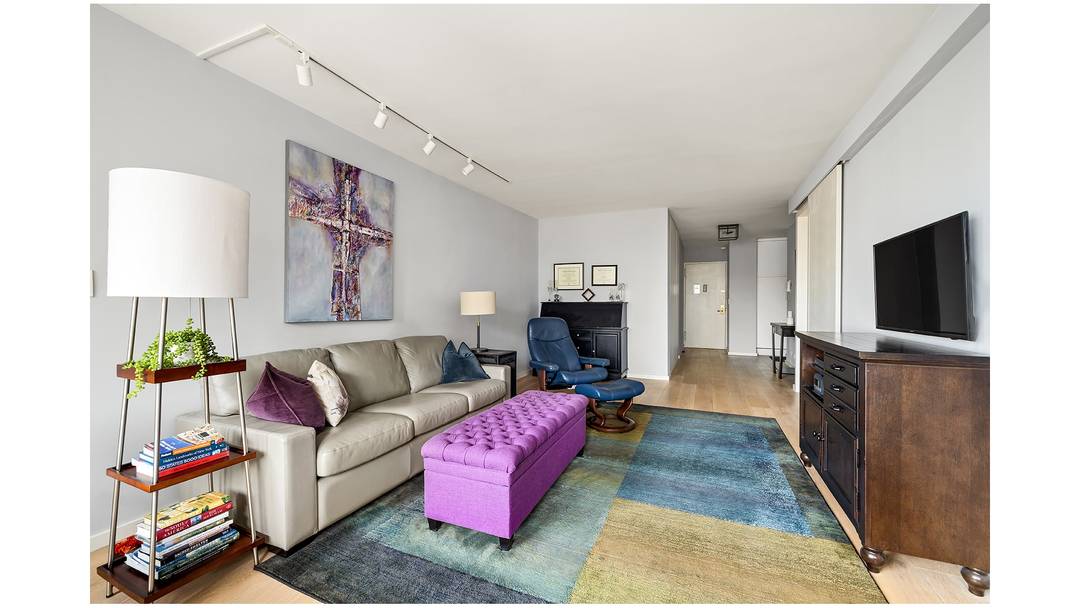 Apartment 7F is a rarely available, mint condition one bedroom with a private balcony, ideally positioned just two short blocks from Central Park and moments from Lincoln Center.
