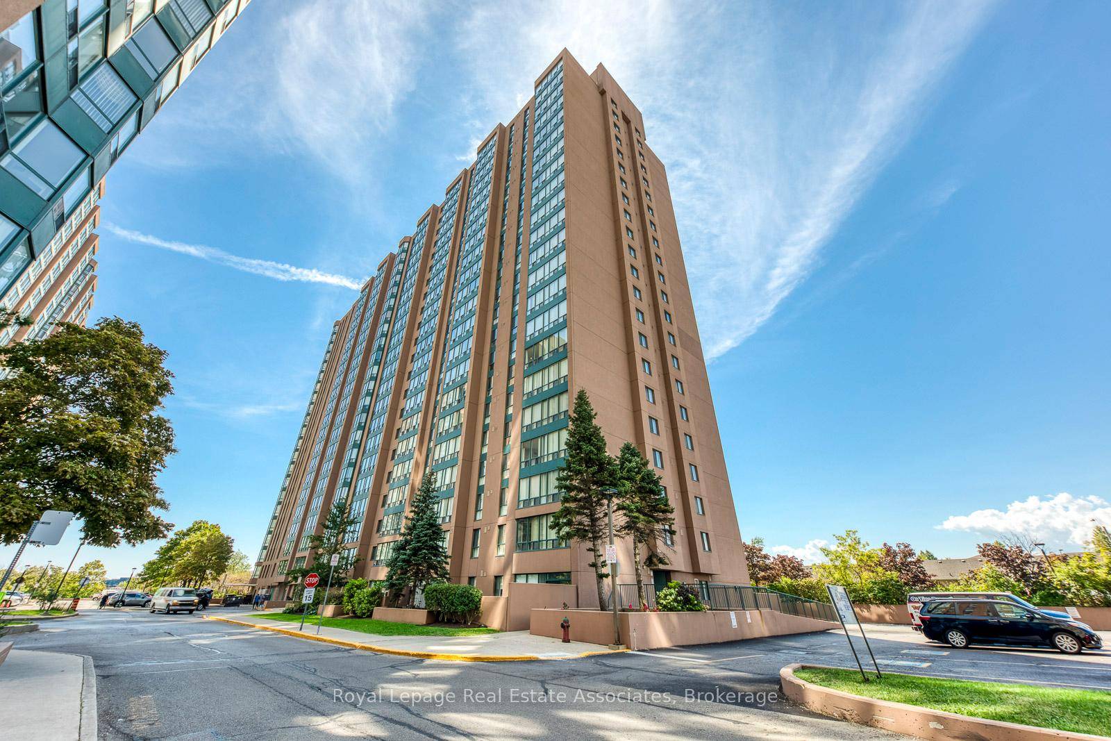 Welcome to this stunning, turn key condo in the heart of Mississauga !