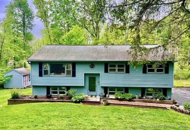 Welcome Home ! 7 Varian Drive is located on a quiet cul de sac in King Street District.