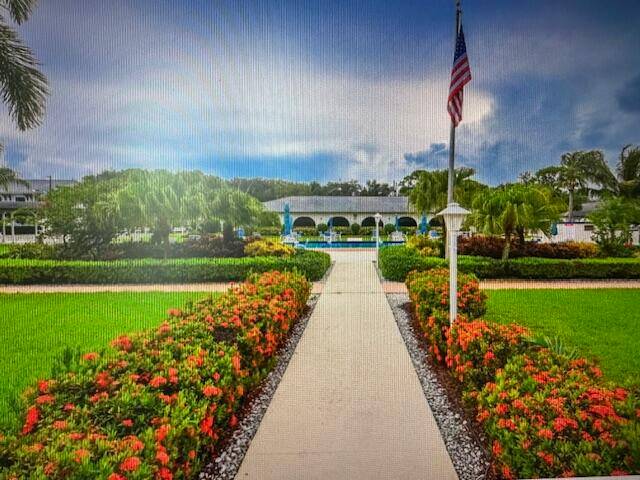PRICED TO SELL QUICKLY ! Great Location Where You Want to Be, in Tequesta !