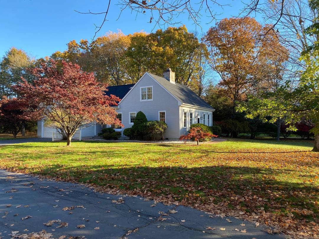 Welcome to a well cared for 1998 Cape Cod on 0.