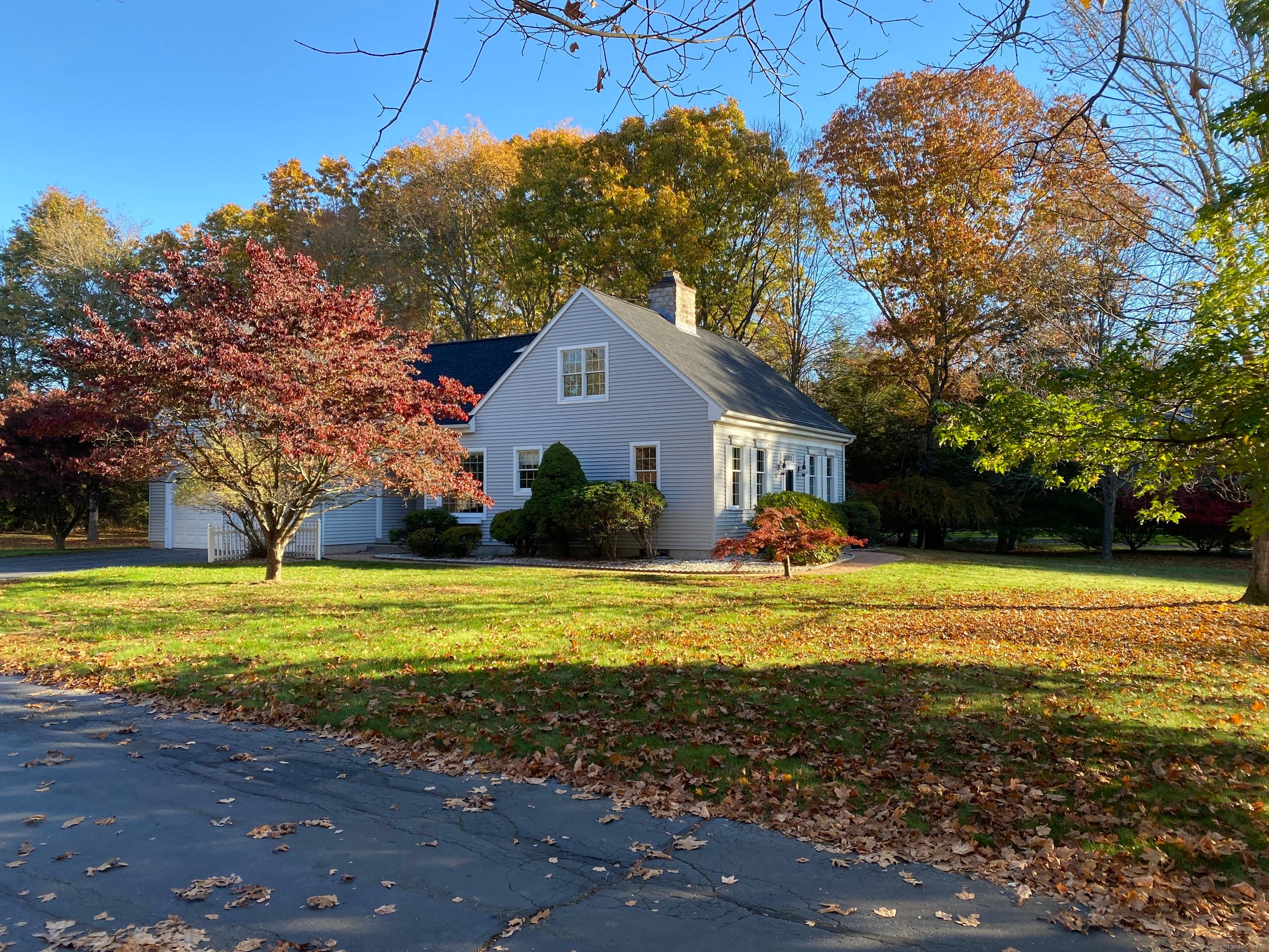 Welcome to a well cared for 1998 Cape Cod on 0.