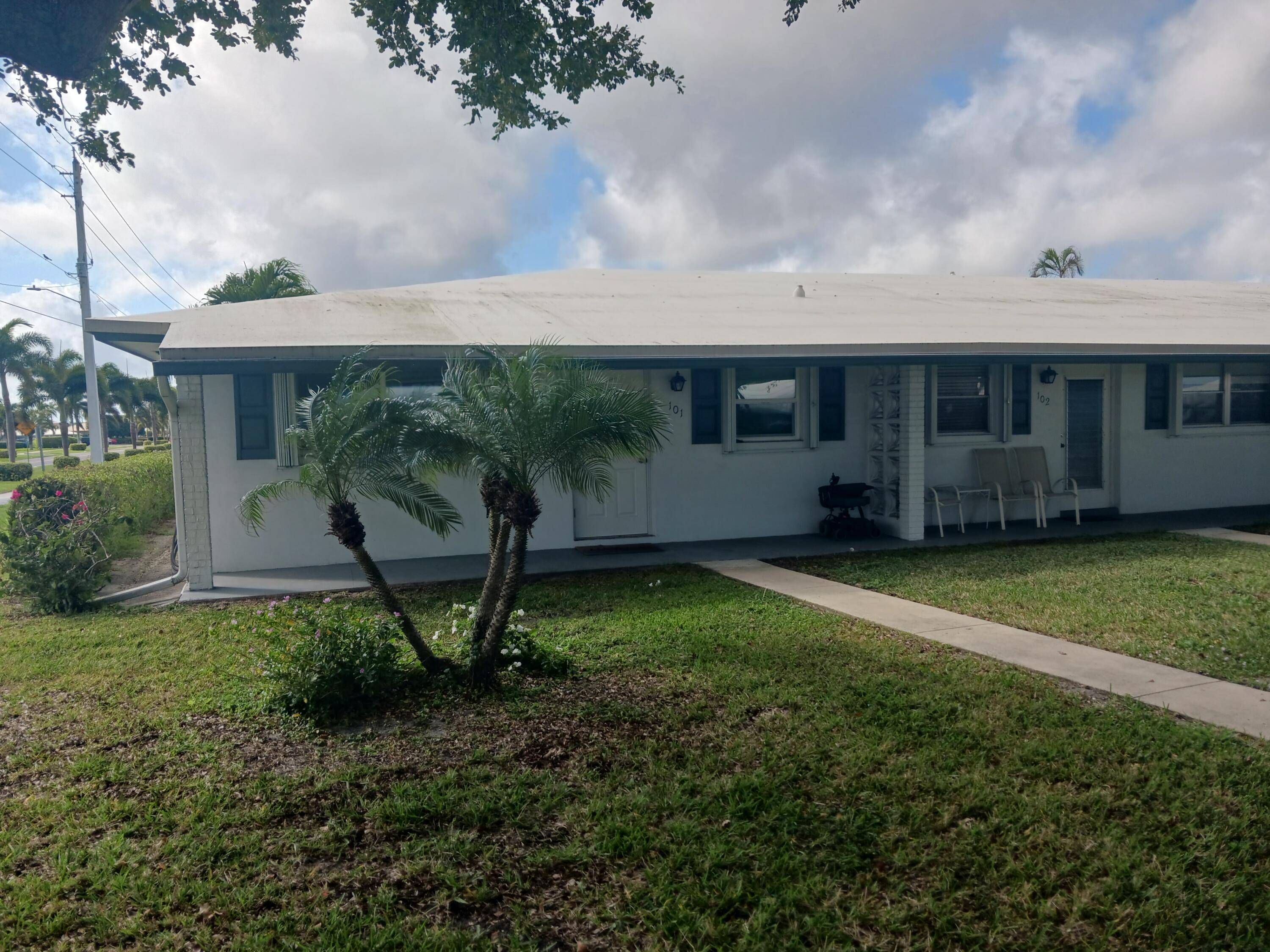 Fall in love with this 2Br 2Ba corner villa is ideally located walking distance to community pool, 3 clubhouses, FREE 18 hole Par 3 golf,.