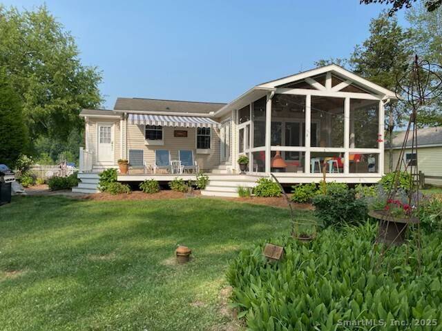 Charming Waterfront Ranch with stunning views of the CT River with your own private beach and boat mooring.