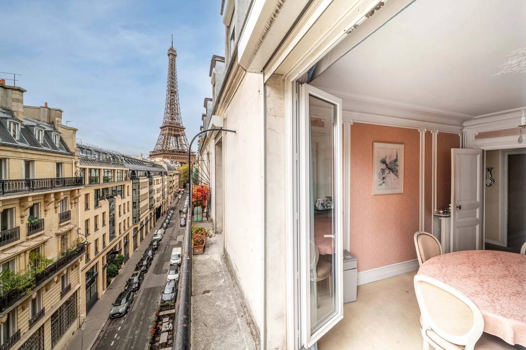 Paris 7e - 4 rooms with balcony - Breathtaking view of the Eiffel Tower -