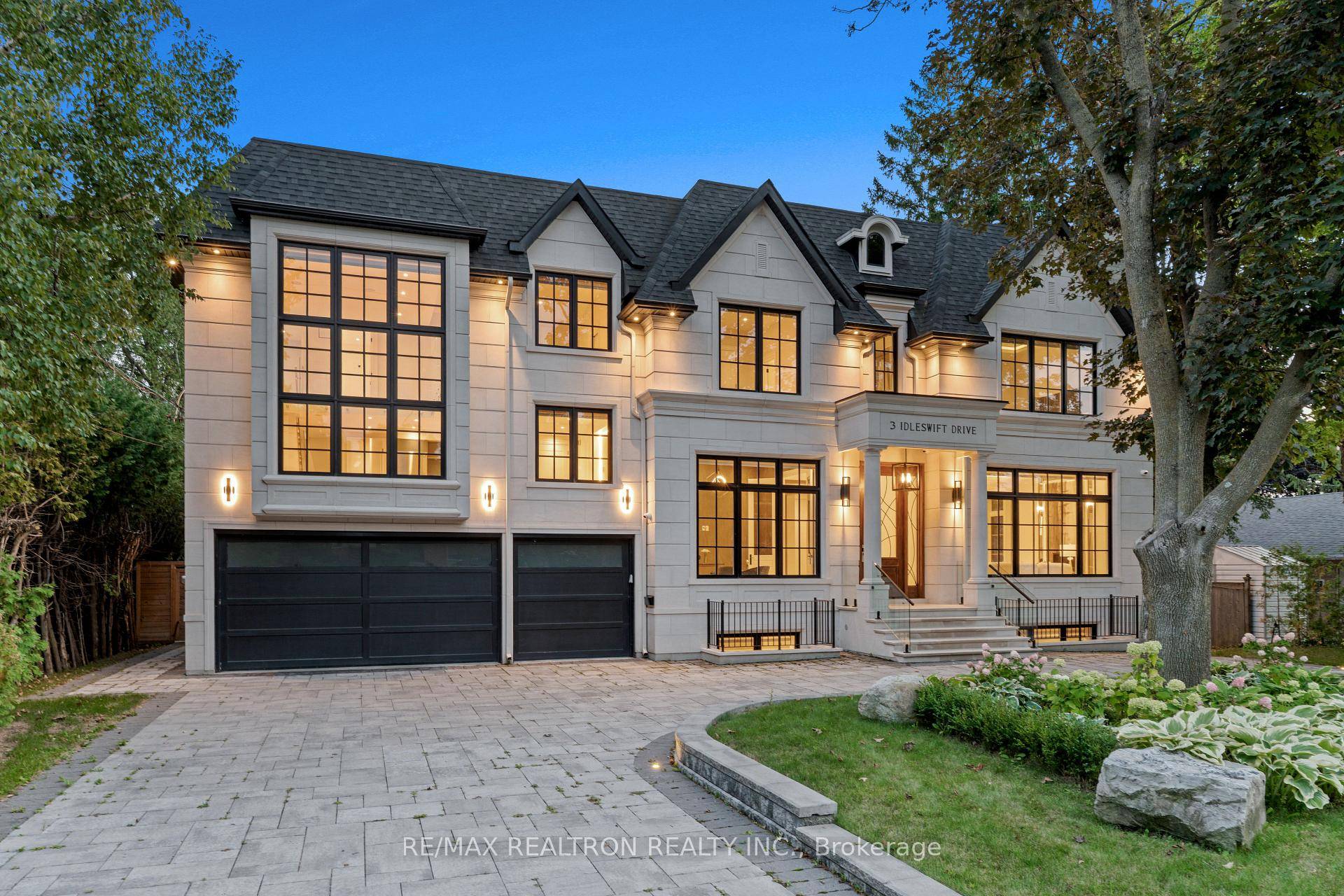 Modern Masterpiece in the Uplands Golf Community !