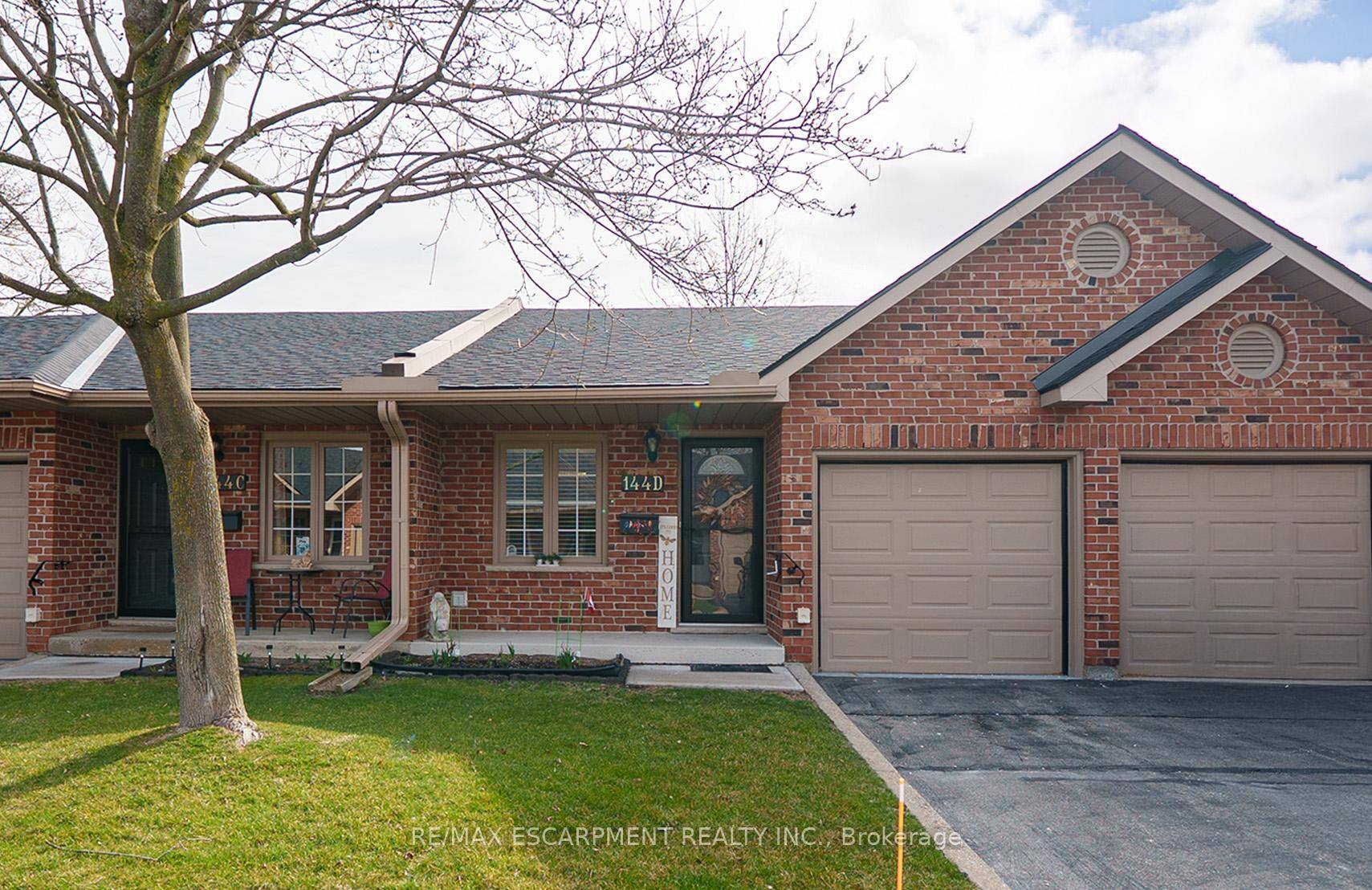 AVAILABLE FOR LEASE Enjoy low maintenance living in this spotless bungalow in Brantford's highly sought after north end.