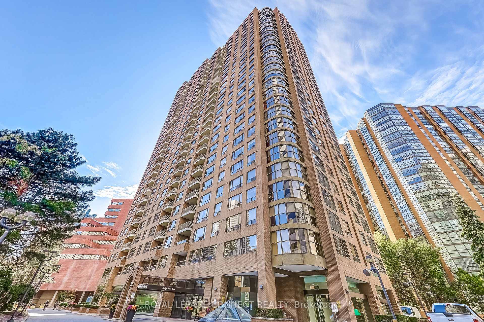 Welcome to The Residences of Madison Centre, located in the highly desired Lansing Westgate Community.