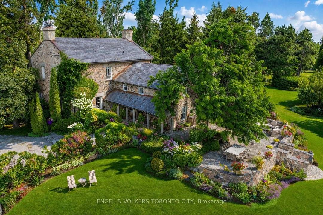 TALLY HO ! A LANDMARK ESTATE RICH IN HISTORY Once a bustling stagecoach stop in the 1850s, Tally Ho has evolved over the past 30 years into one of the ...