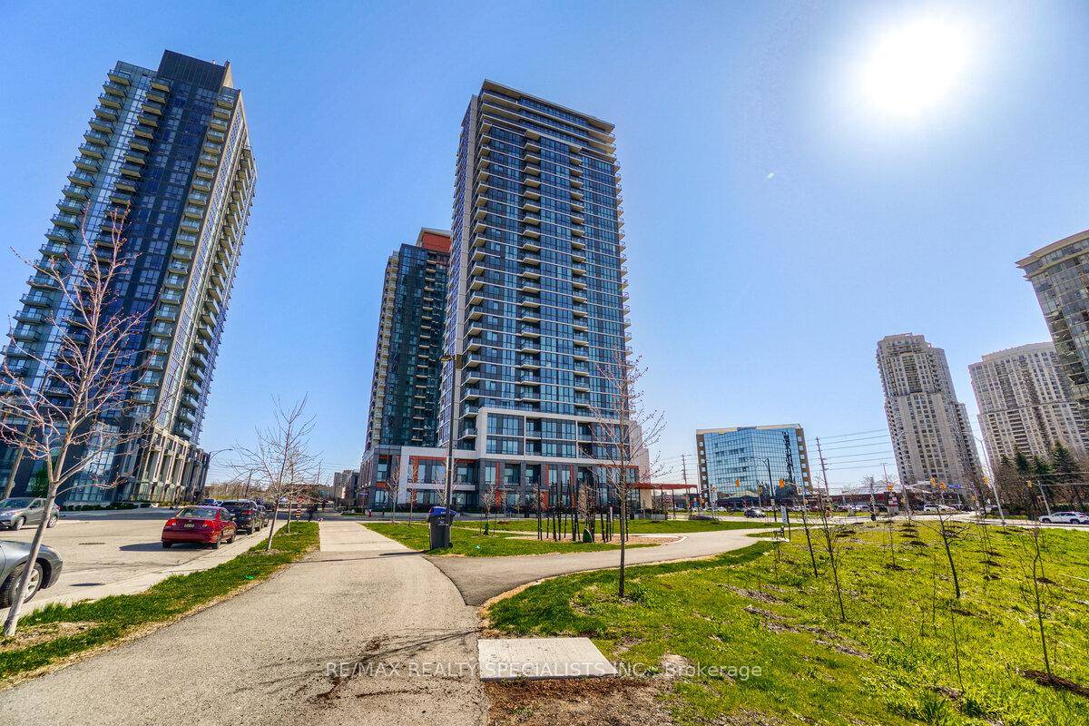 THIS BRIGHT 2 BED 2 FULL WASHROOMS CORNER L SHAPED CONDO APT WITH FLOOR TO CEILING WINDOWS, NOCARPET WITH UNOBSTRUCTED VIEWS.