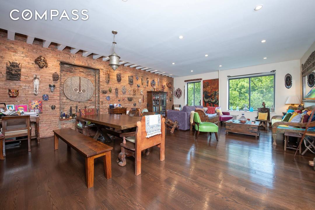 Splendid 2 bedroom 2 bath apartment, 1 block from Central Park !