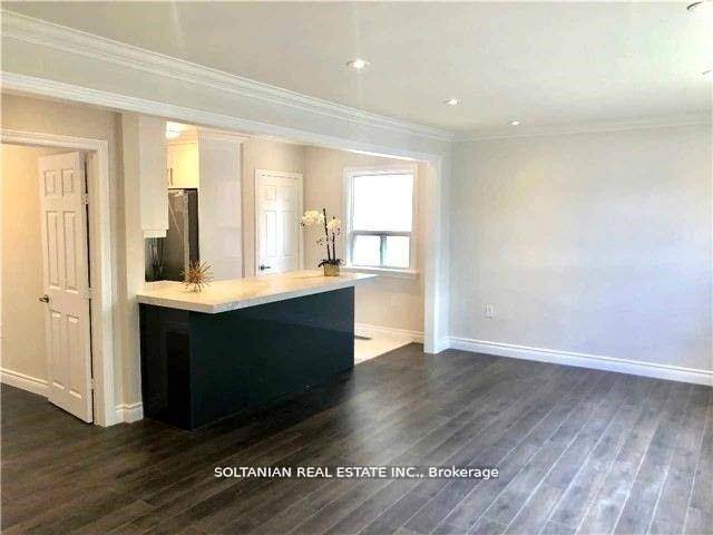 Prime Willowdale Location !