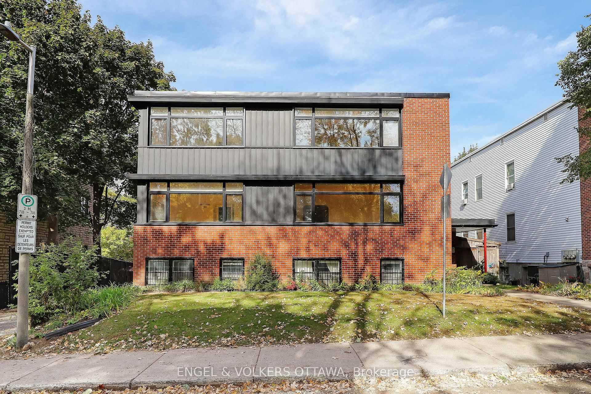 Nestled on a quiet, tree lined street in Lowertown and overlooking beautiful MacDonald Gardens Park, this European inspired furnished studio offers a refined blend of comfort, elegance, and convenience.