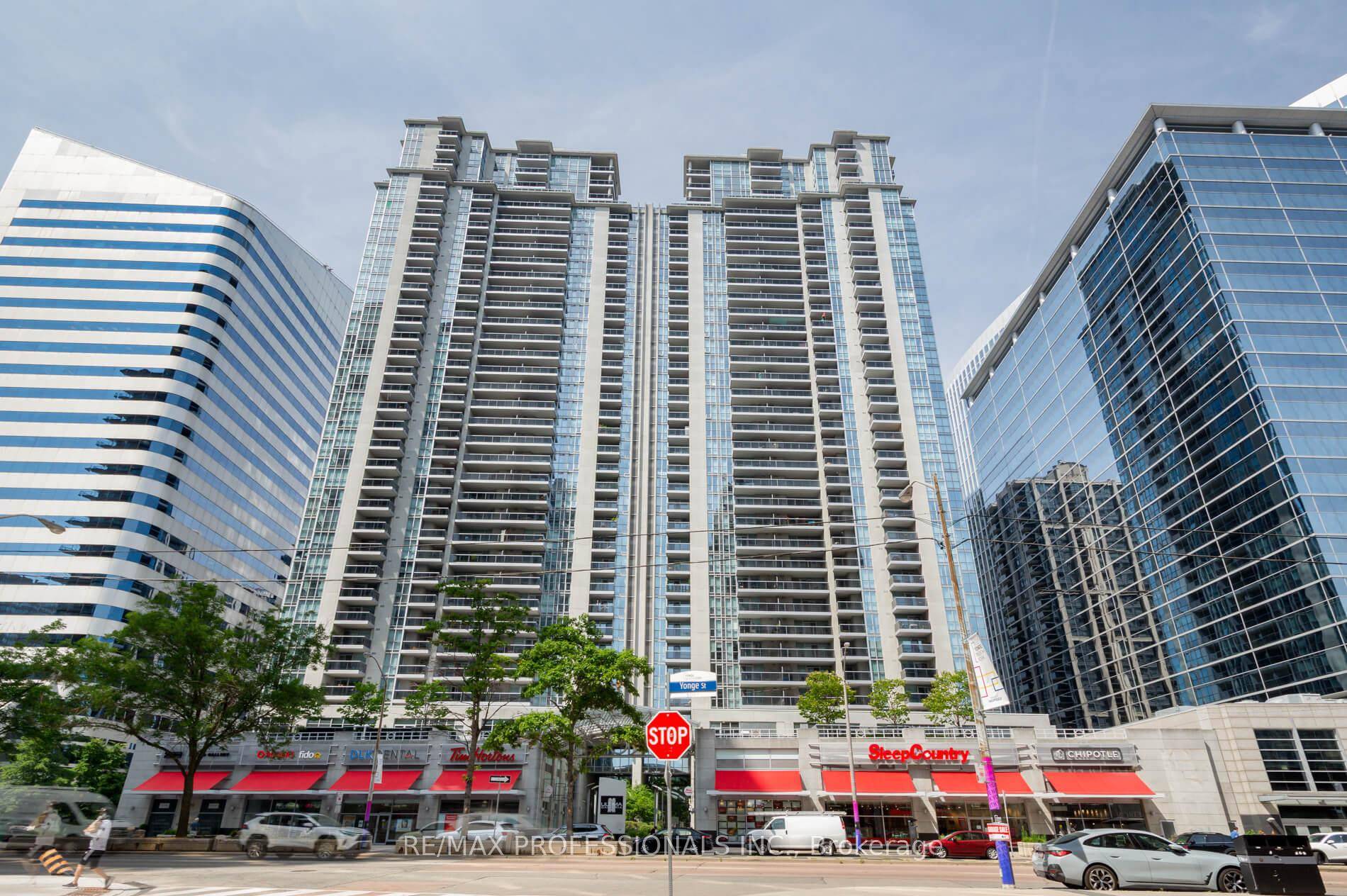 Luxury living high above the tree tops in this fully furnished large 3 bedroom penthouse in the Ultima North Tower.
