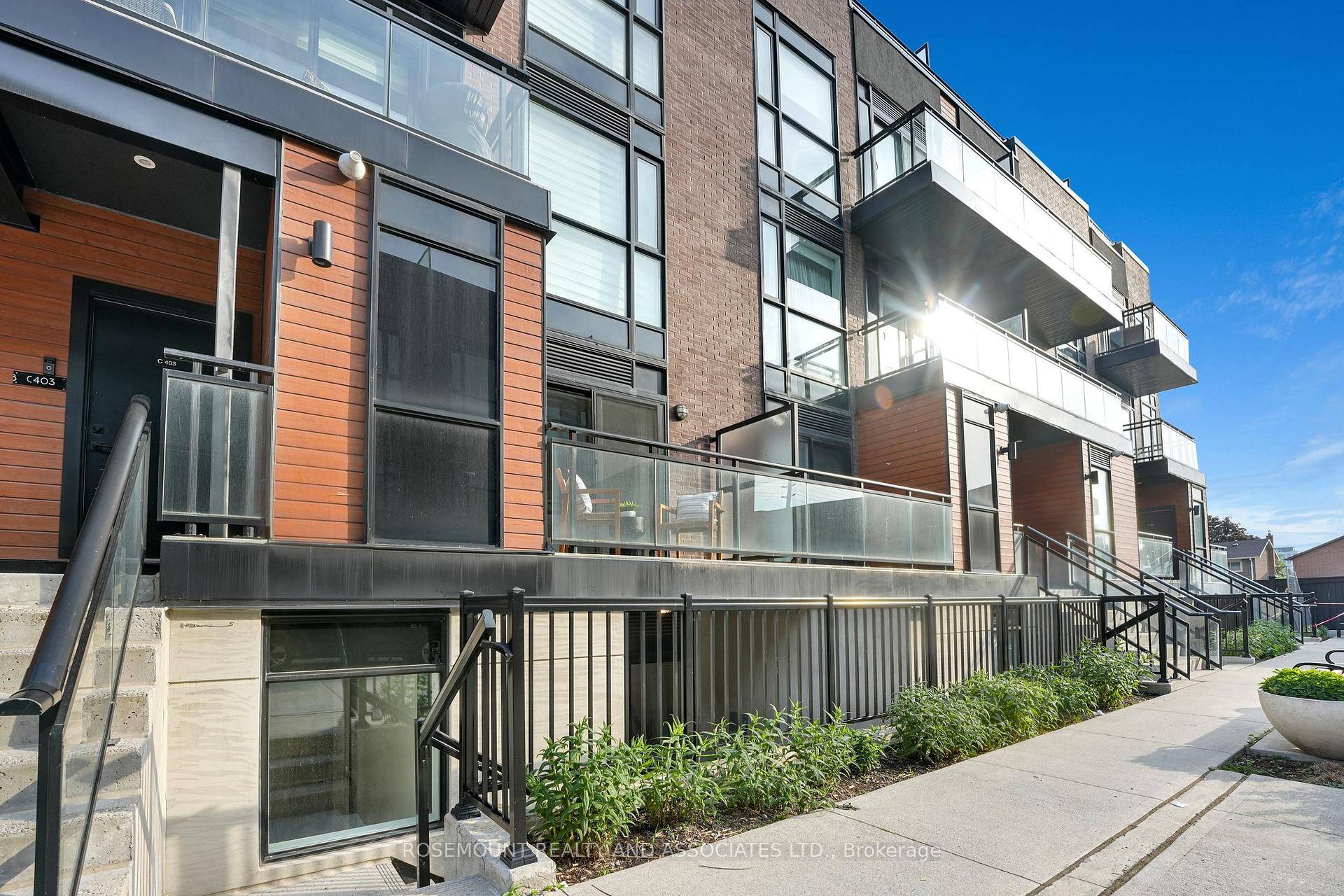 Located right on Highway 7 in the heart of Vaughan, this 2 bedroom den stacked townhouse combines smart design with unbeatable convenience.