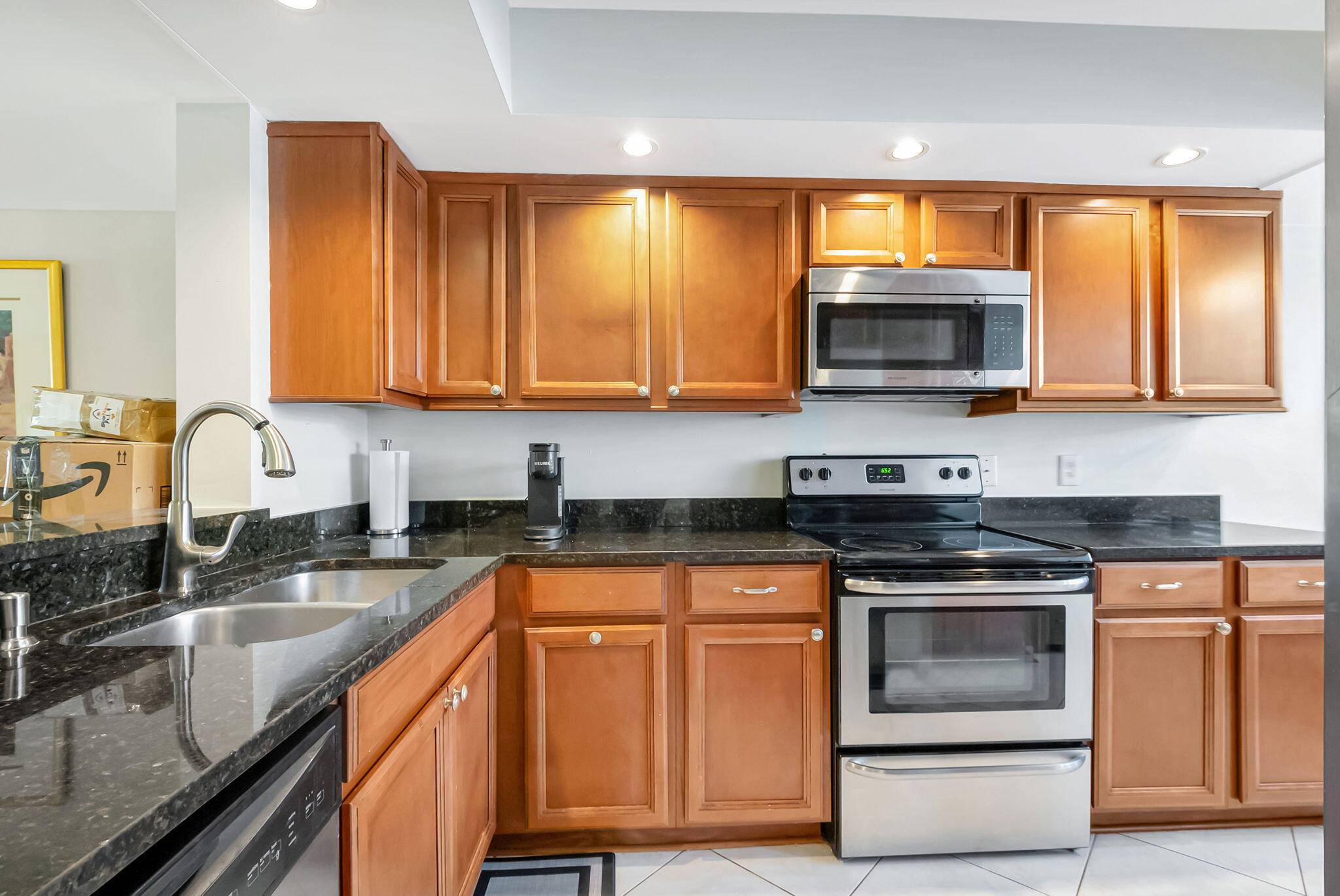 Waterfront Living in Coveted Watersedge New Roof 2025 Assessment Paid in Full !