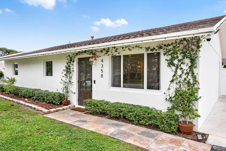Welcome to Birdwood ! A coastal inspired 3 bedroom 2 bath retreat in the heart of Palm Beach Gardens, Newly renovated and fully furnished and appointed for your convience.