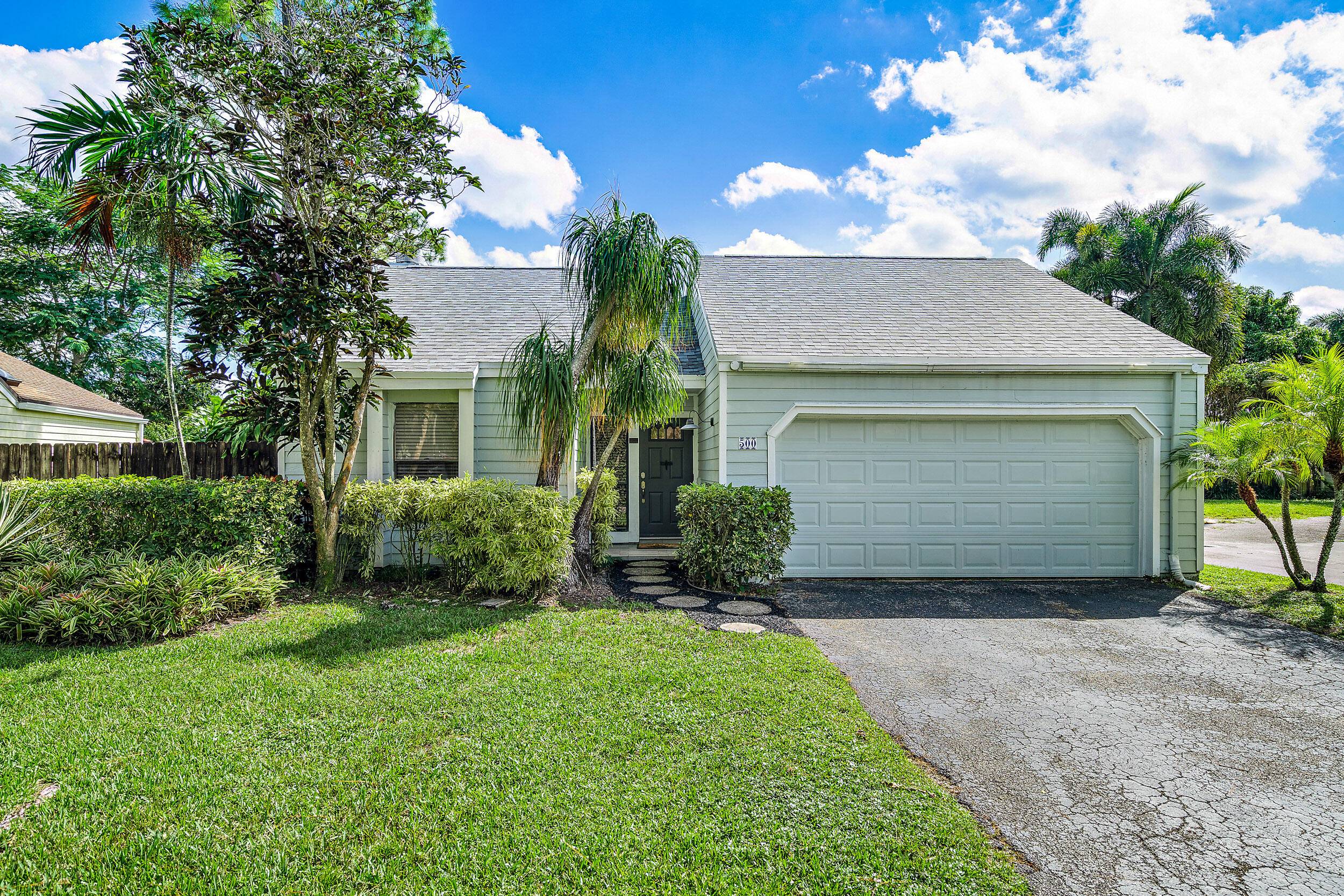 Great seasonal rental in the quiet Tree Tops community.