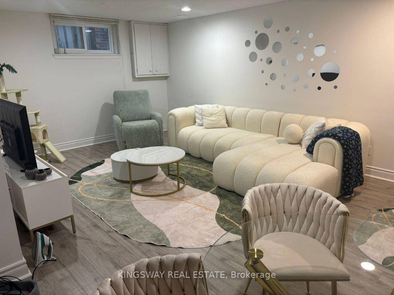FULLY RENOVATED A FEW STEPS TO YONGE ST PUBLIC TRANSPORTATION, SCHOOLS, SHOPPING CENTRES, HOSPITAL, GO TRAIN SAGE LUXURY NEIGHBOURHOOD