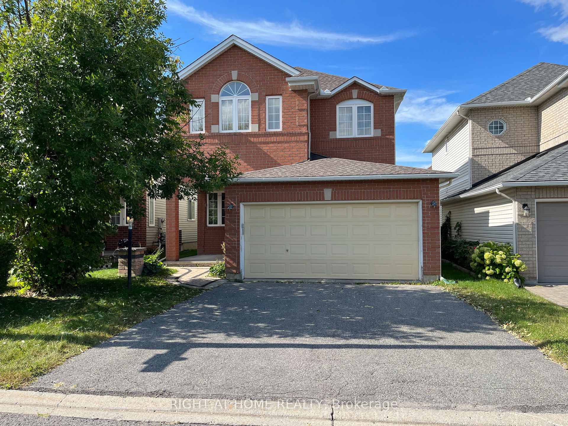 Stunning 3 bed, 3 bath single with double garage located in desirable Barrhaven neighborhood.