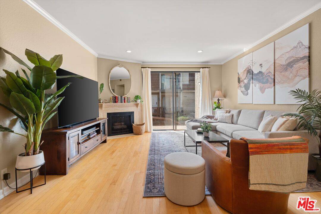 801  S Plymouth Blvd 2BR Hancock Park La