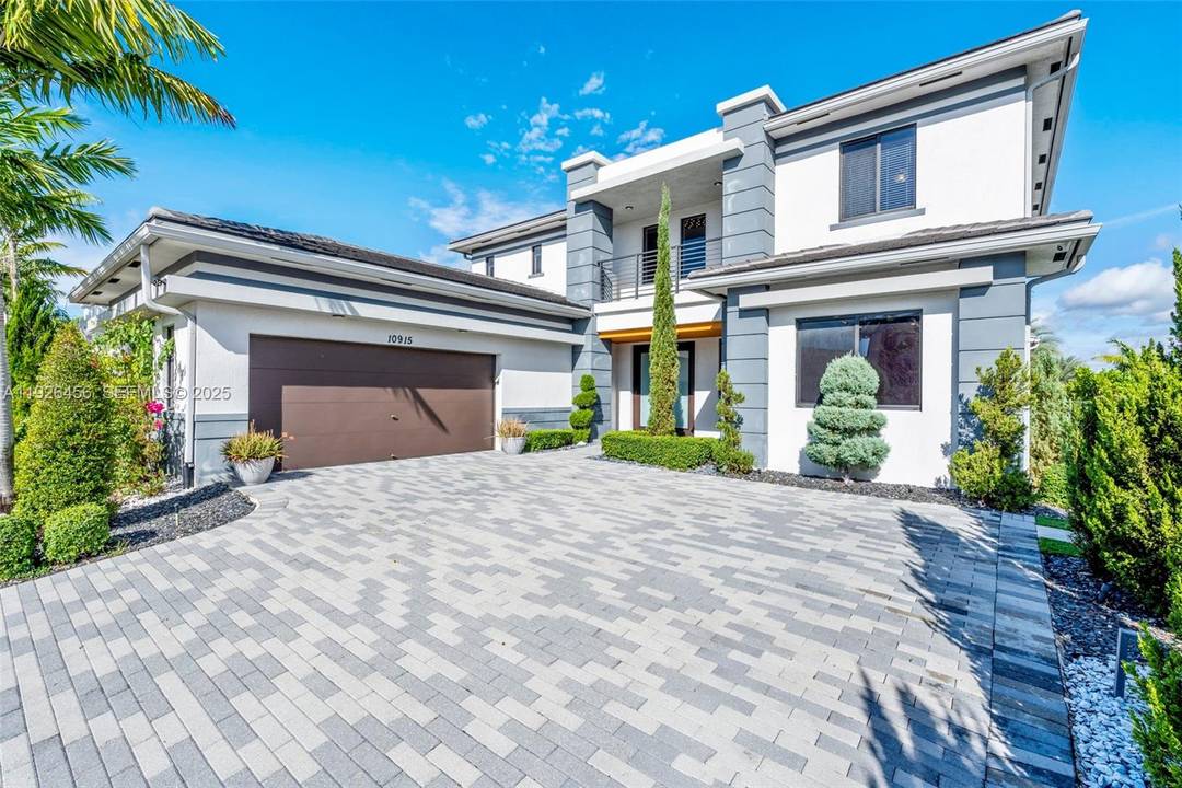 Experience elevated living in this rare Silver Stone model private pool and waterfront, perfectly nestled on one of Cascata s most exclusive manned gated community.