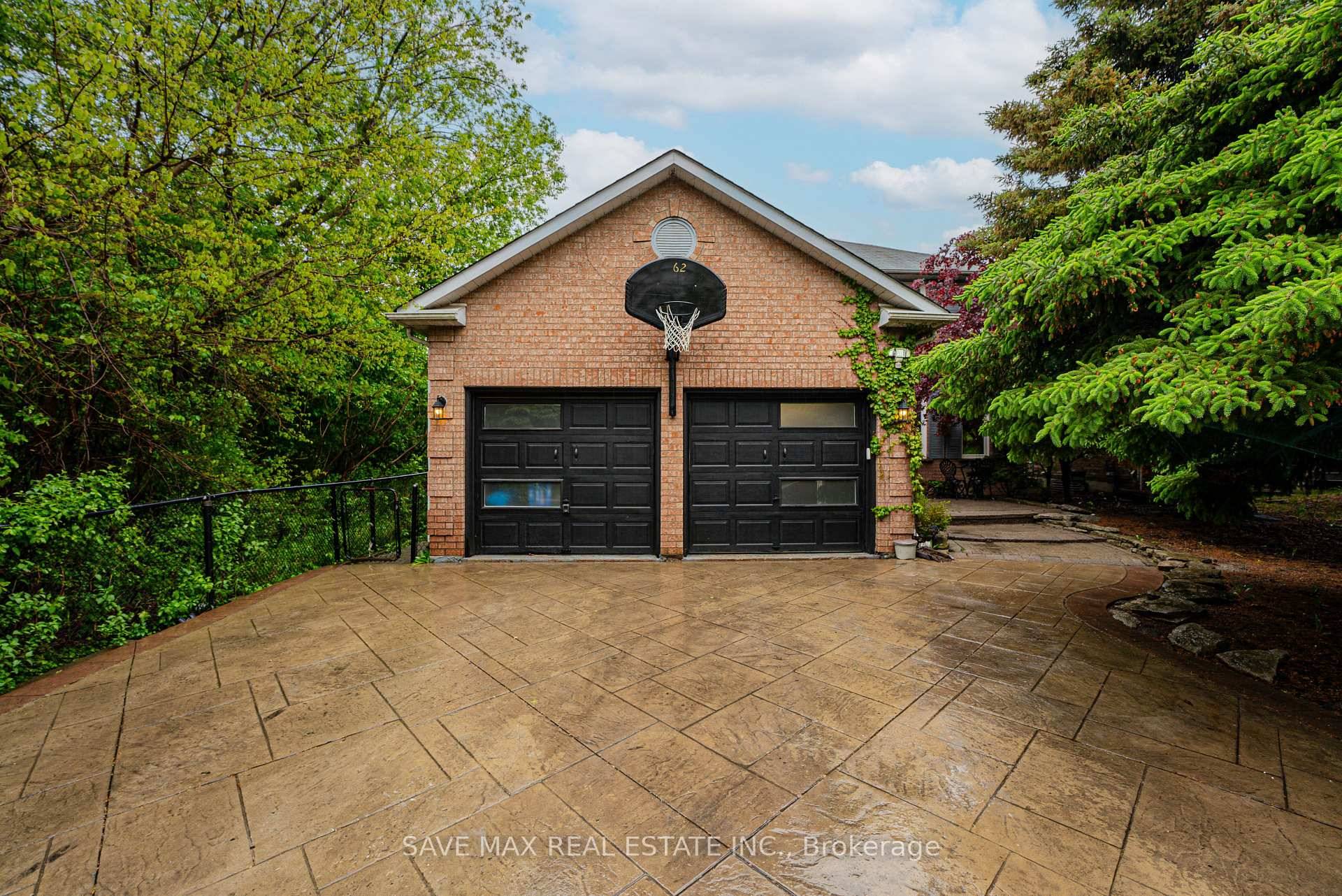 Welcome to this show stopping property that truly has it all backing onto serene Parr Lake and siding onto lush parkland, offering exceptional privacy with mature trees and no neighbors ...