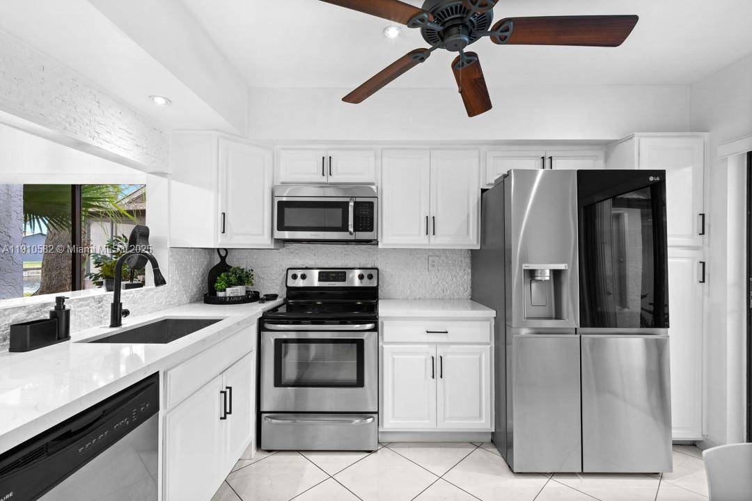 Discover this beautiful villa situated on the golf course, offering a serene waterfront setting and a lifestyle surrounded by nature.