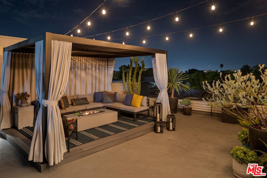 6687  W Daychar Dr 3BR Hollywood Hills East La